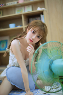 秘书穿开档情趣内衣上班